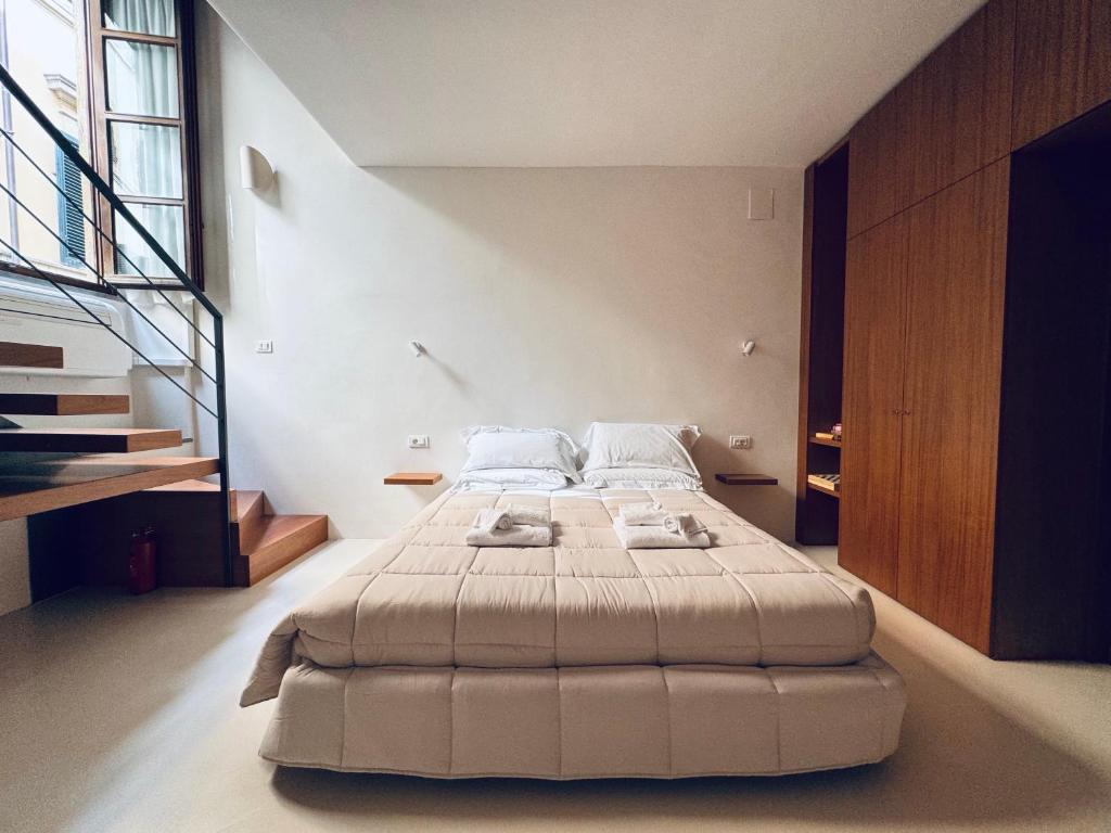 Ένα ή περισσότερα κρεβάτια σε δωμάτιο στο Duomo Studio Elegance and Comfort 1 Minute from the Duomo