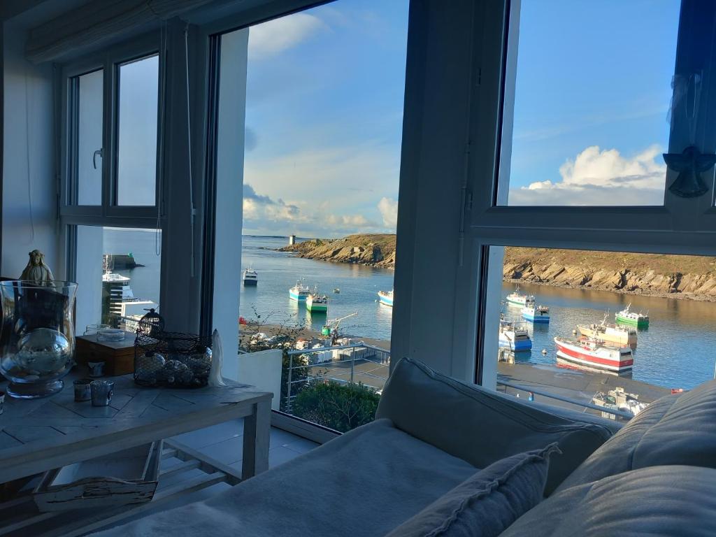 Cette chambre dispose d'une grande fenêtre offrant une vue sur l'océan. dans l'établissement ty and aod , maison 3 chambres belle vue mer le conquet, au Conquet