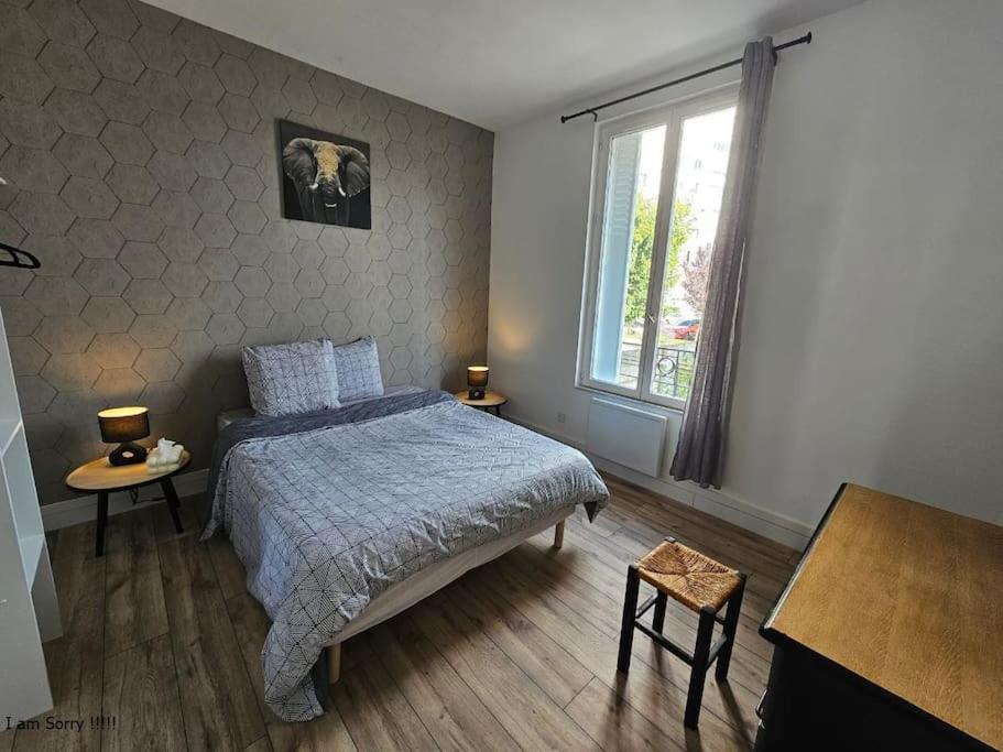 une chambre avec un lit et une fenêtre dans l'établissement Appartement Coeur de Troyes, à Troyes