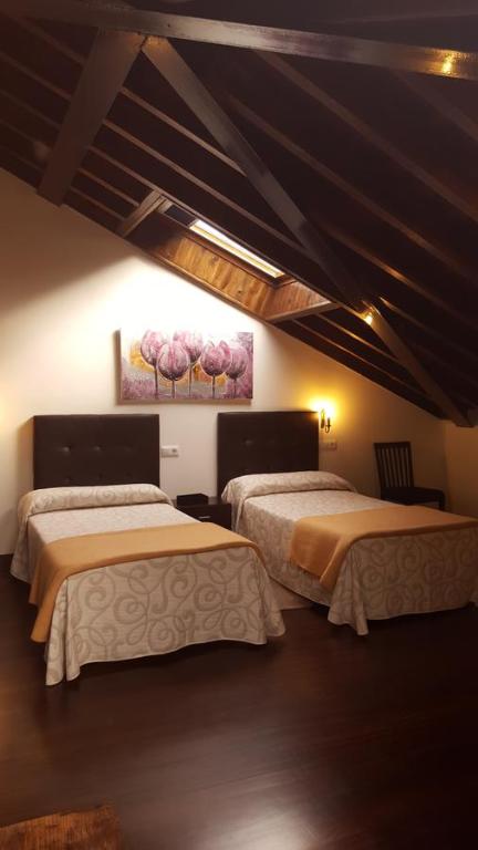A bed or beds in a room at Hotel Rural Palacio de Galceran