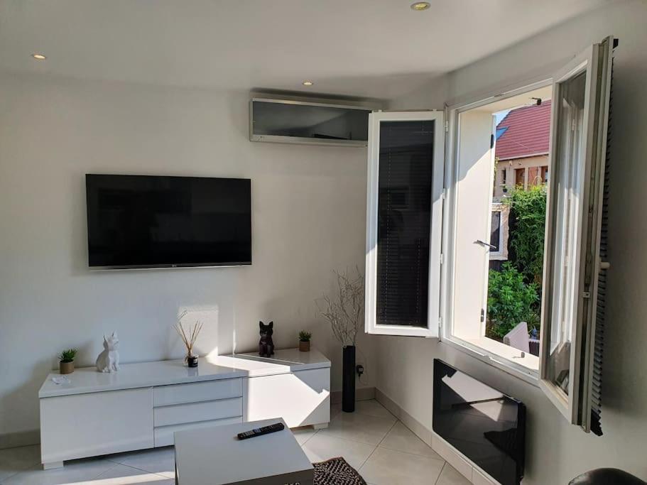 Μια τηλεόραση ή/και κέντρο ψυχαγωγίας στο Maison aéroport de Paris