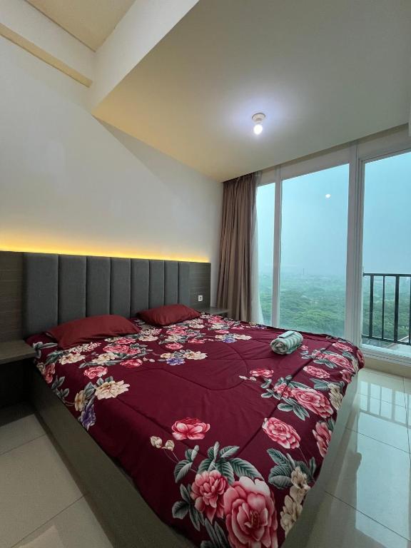 Postel nebo postele na pokoji v ubytování Collins Boulevard Serpong by SahabatMenginap