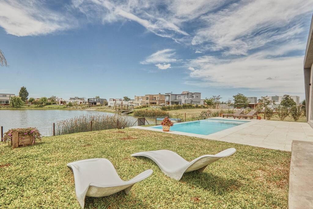 Πισίνα στο ή κοντά στο Impresionante casa en la laguna