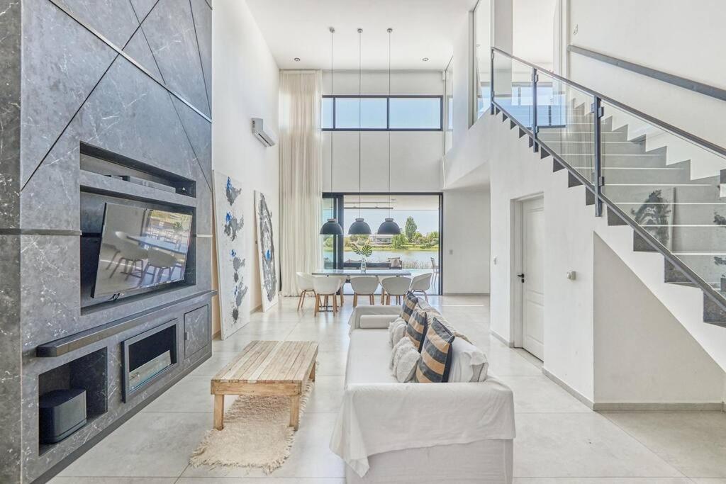 Impresionante casa en la laguna