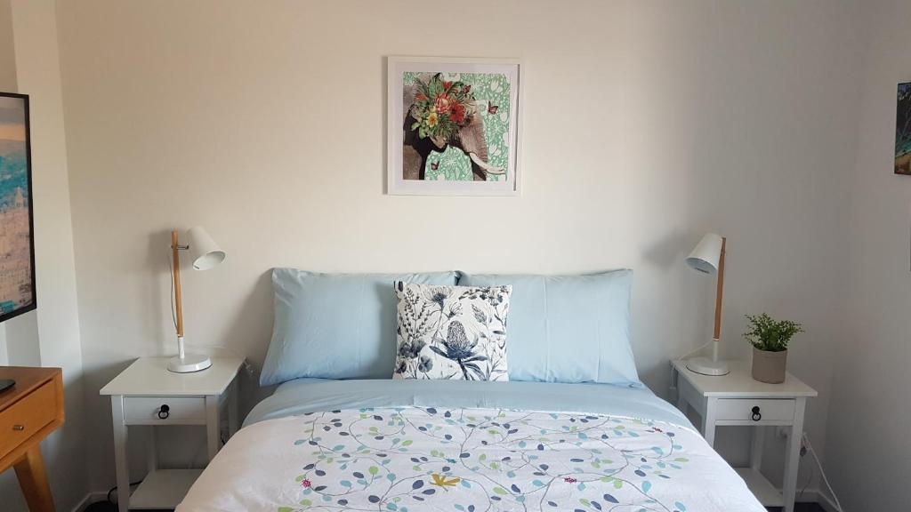 Charming Getaway by Hospital with Free Parking - Resim 1