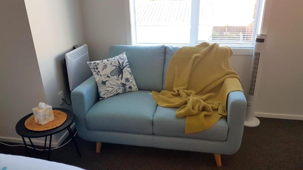 Charming Getaway by Hospital with Free Parking - Resim 2