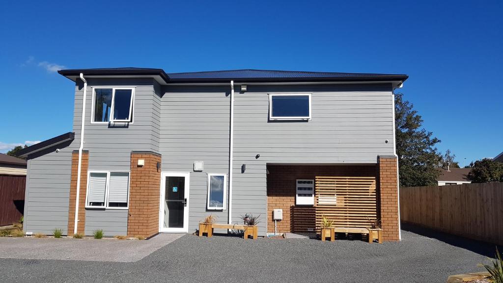 Charming Getaway by Hospital with Free Parking - Resim 3