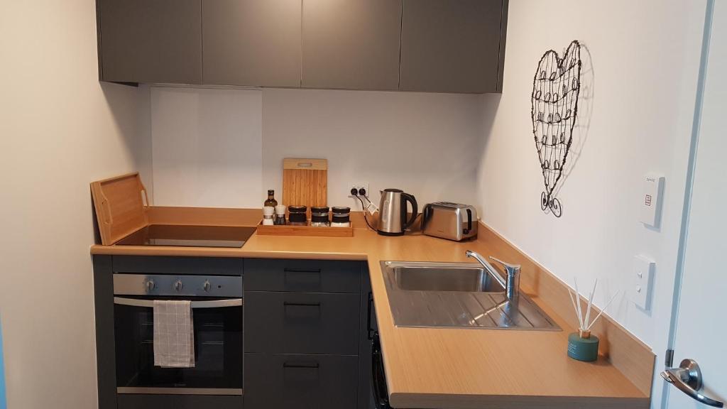 Charming Getaway by Hospital with Free Parking - Resim 4