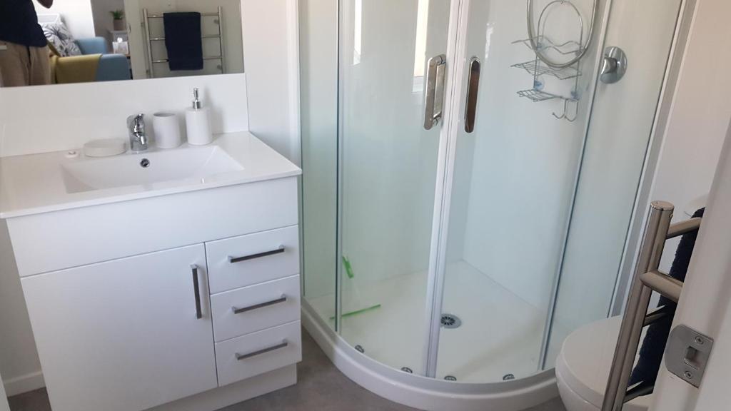 Charming Getaway by Hospital with Free Parking - Resim 5