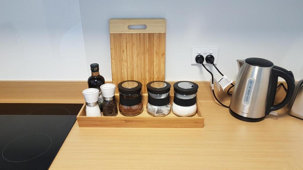 Charming Getaway by Hospital with Free Parking - Resim 7