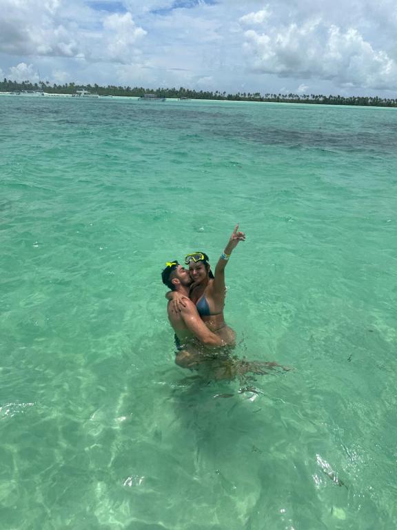 zwei Menschen im Wasser des Ozeans in der Unterkunft Punta cana bavaro hotel beach in Punta Cana