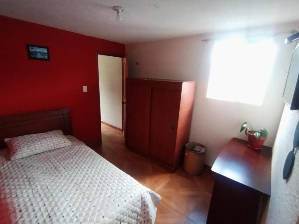 Katil atau katil-katil dalam bilik di Linda habitación cerca al aeropuerto