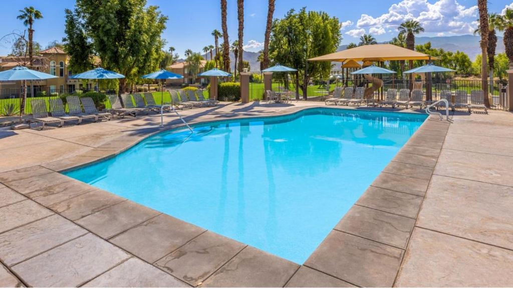 Bazén v ubytování Marriott Desert Springs Villas II 2BD nebo v jeho okolí