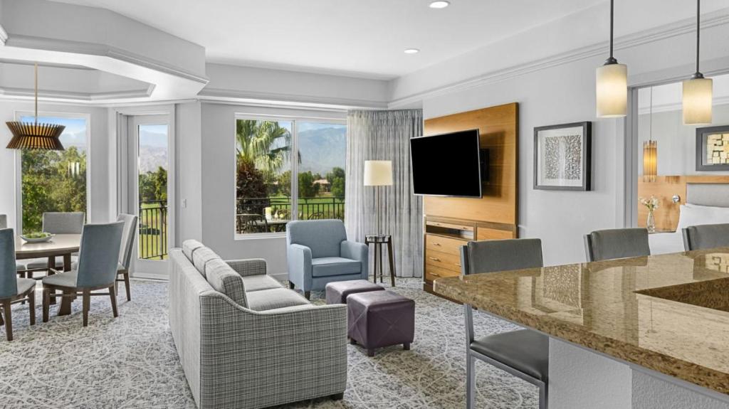 TV a/nebo společenská místnost v ubytování Marriott Desert Springs Villas II 1BD