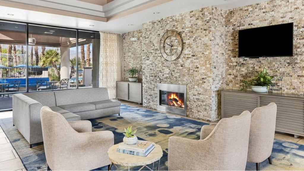 TV a/nebo společenská místnost v ubytování Marriott Desert Springs Villas II 1BD