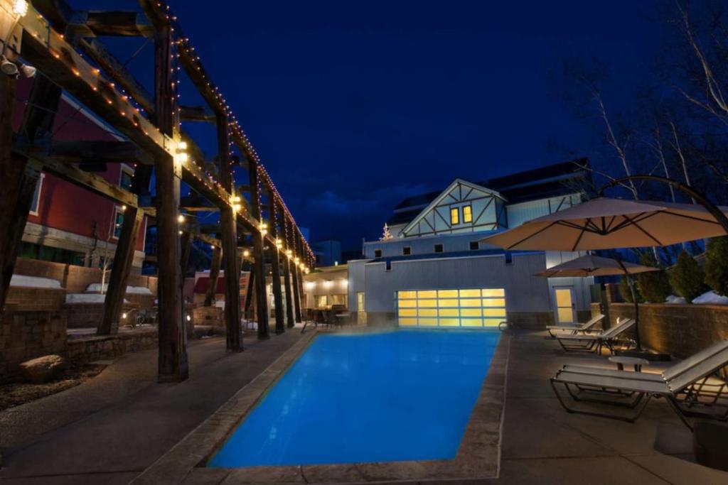 Bazén v ubytování Marriott Summit Watch Luxury Studio nebo v jeho okolí
