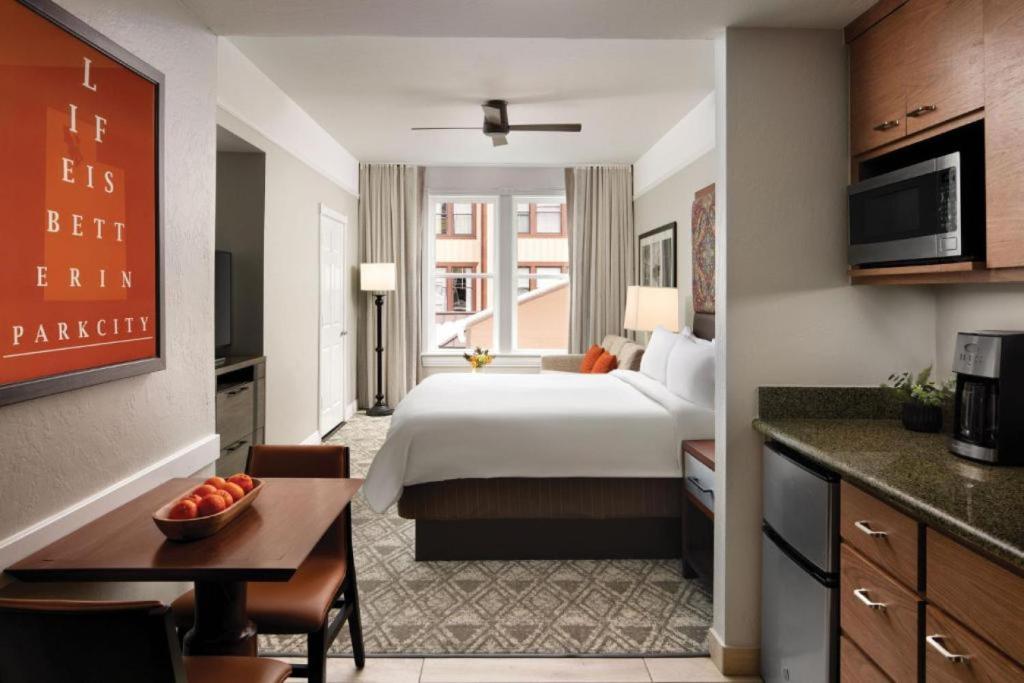 Postel nebo postele na pokoji v ubytování Marriott Summit Watch Luxury Studio