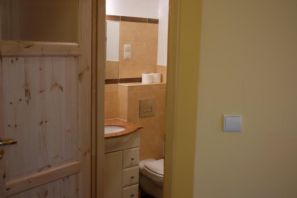 Academus Pub & Guest House - 10