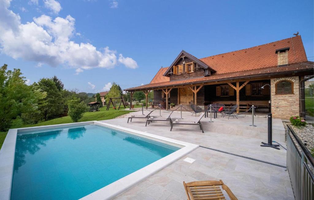 Bazén v ubytovaní Three-Bedroom Holiday Home In Gornji Trpuci alebo v jeho blízkosti
