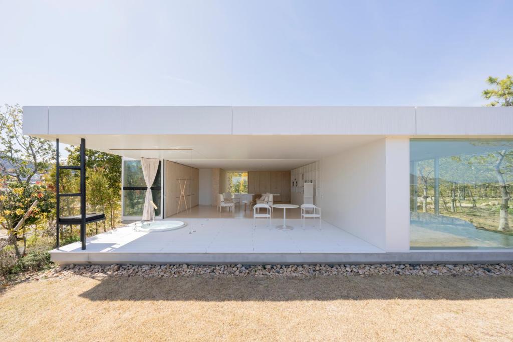 Balkón nebo terasa v ubytování Simose Art Garden Villa