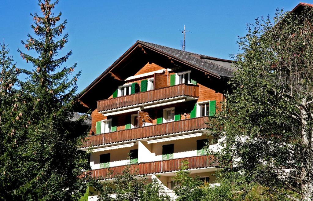 un edificio con techo de gambrel encima en Chalet zur Höhe en Grindelwald