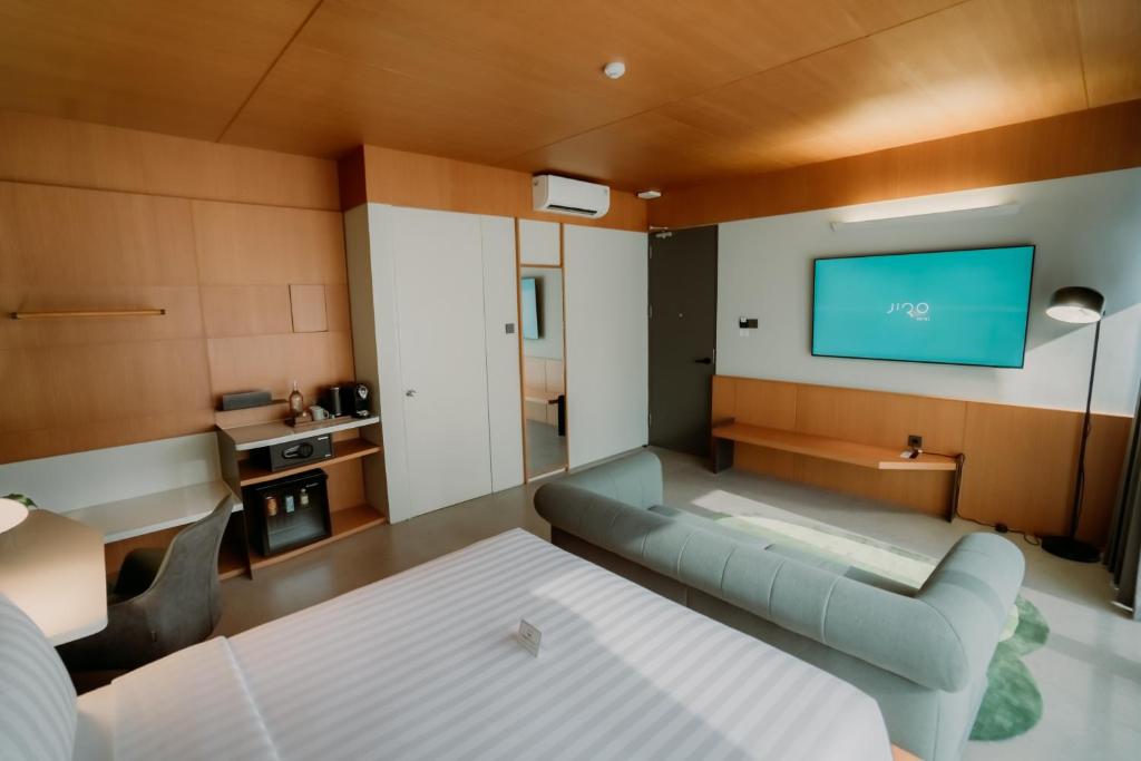 Postel nebo postele na pokoji v ubytování Jiro Hotel