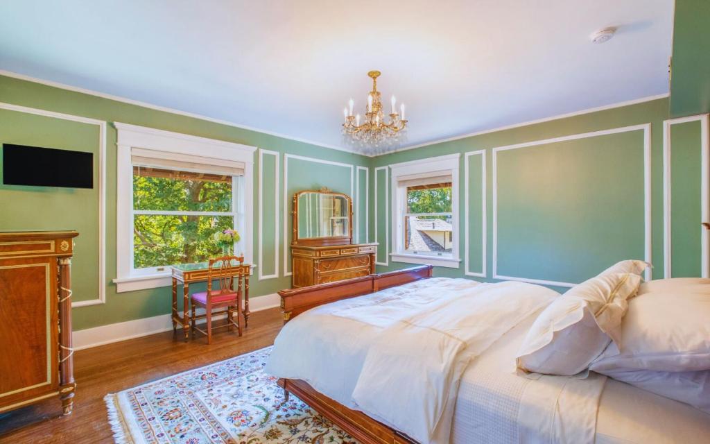 Martha's Bed and Breakfast - Deluxe King Room