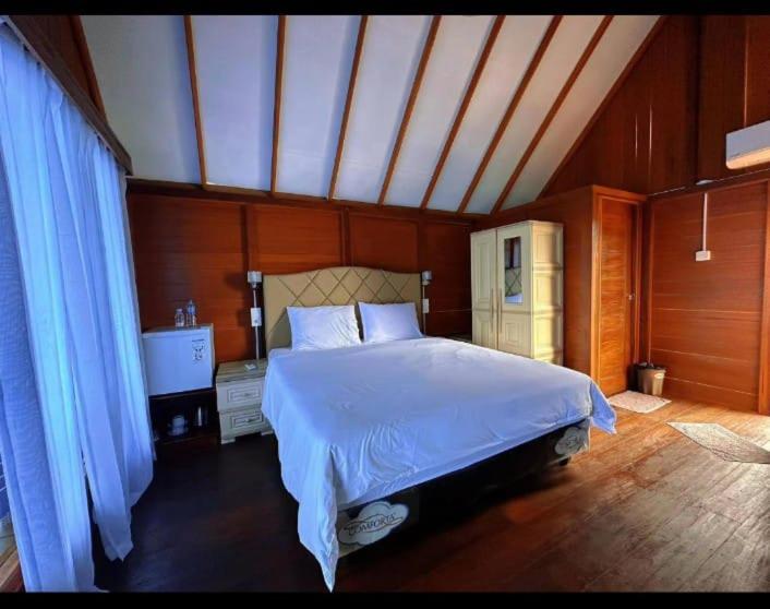 Ein Bett oder Betten in einem Zimmer der Unterkunft Maratua Dive Center And Lodge