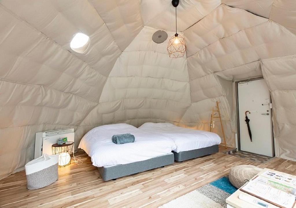 Postel nebo postele na pokoji v ubytování Glamping Resort & Terrace Hamiru's forest