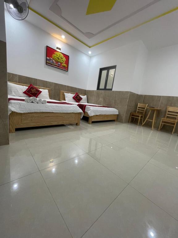Giường trong phòng chung tại Hotel Hoàng Phúc
