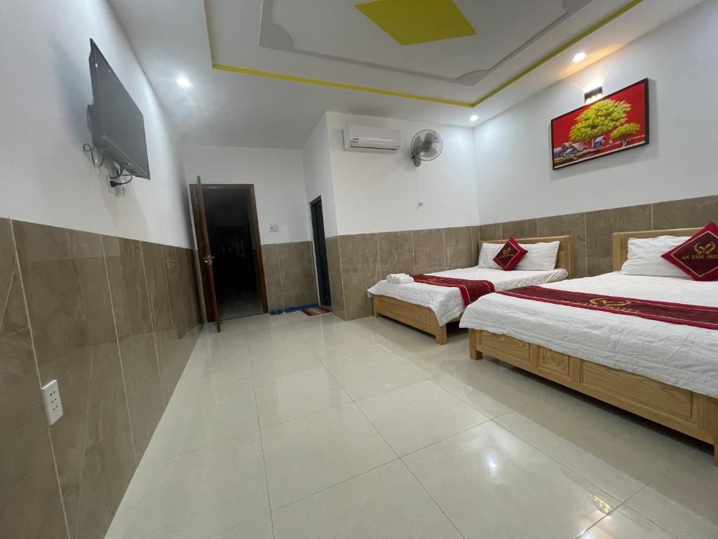 Giường trong phòng chung tại Hotel Hoàng Phúc