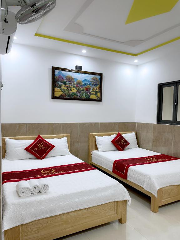 Giường trong phòng chung tại Hotel Hoàng Phúc