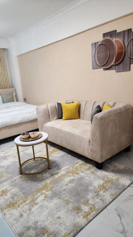 Posezení v ubytování Cozy Studio in Kilimani near Yaya Center
