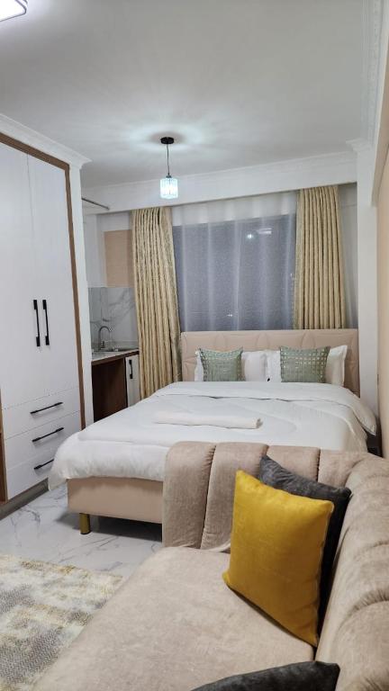 Postel nebo postele na pokoji v ubytování Cozy Studio in Kilimani near Yaya Center