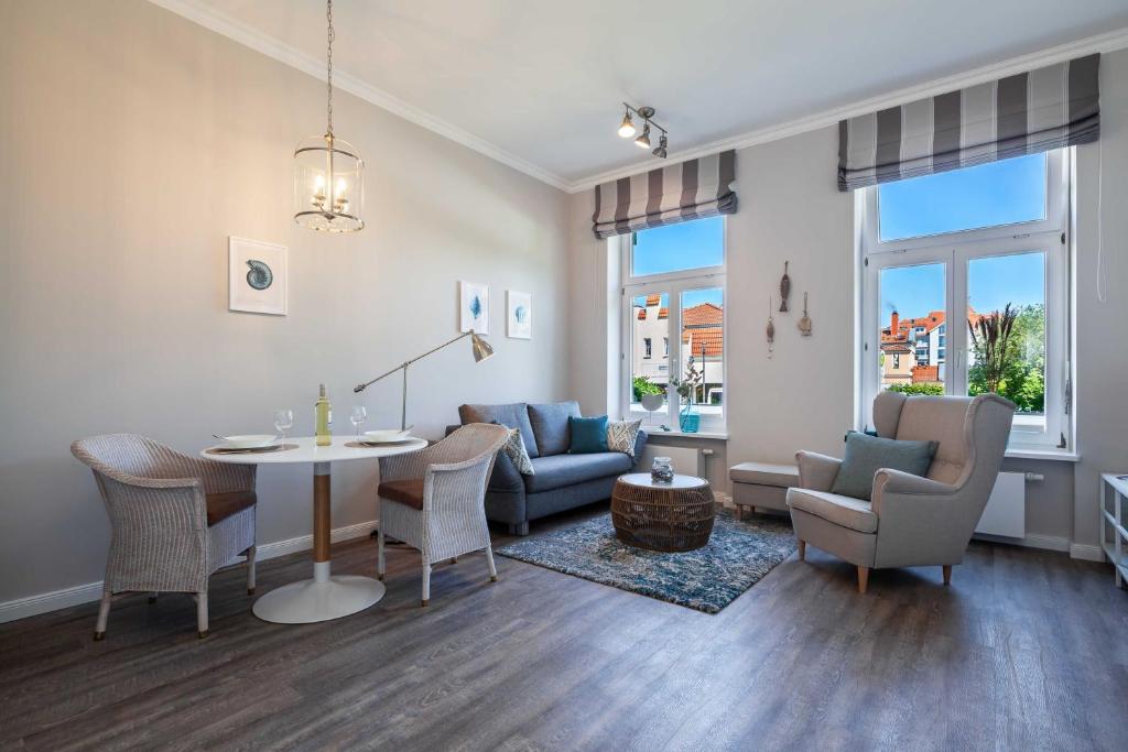 a living room with a table and chairs at App Flamingo in Kühlungsborn