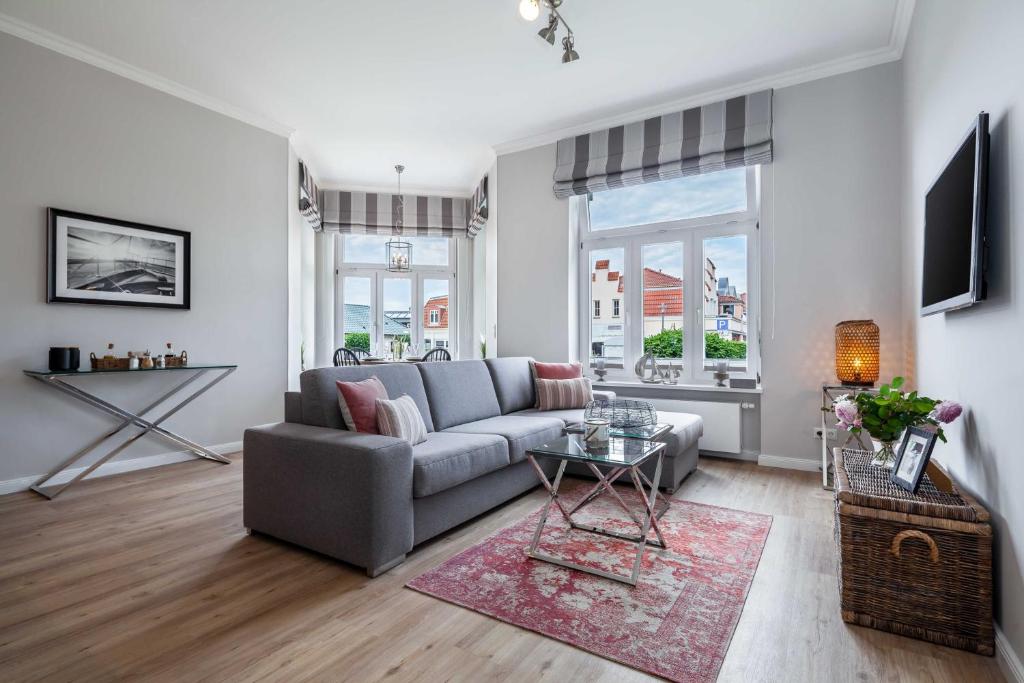 een woonkamer met een bank en een tafel bij App Osiria in Kühlungsborn