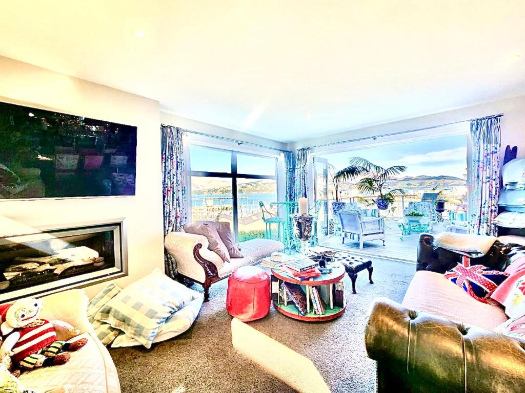 Posezení v ubytování Sea views in luxury at LYTTELTON BOATIQUE HOUSE - 14 km from Christchurch