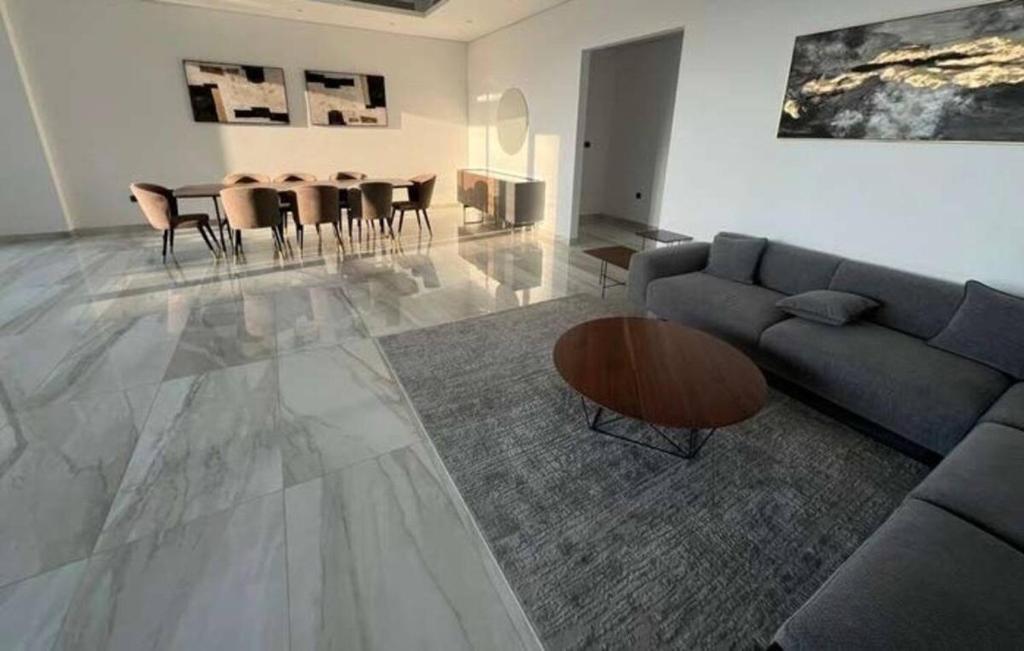 Posezení v ubytování Beachfront 2BHK apartment at Al Mouj
