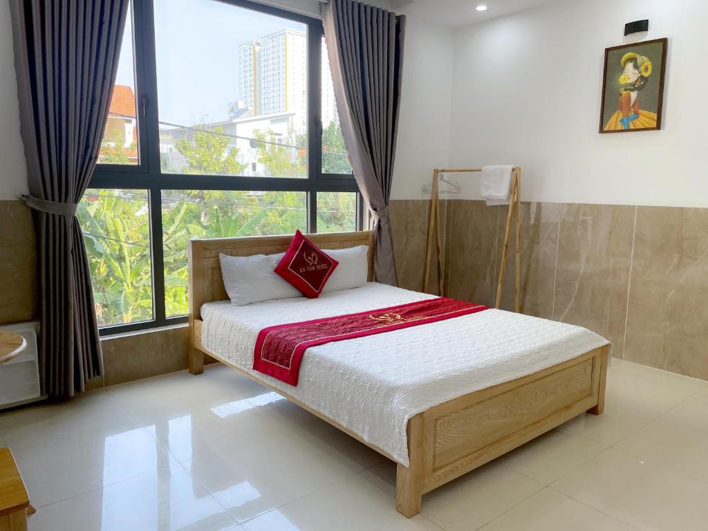 Giường trong phòng chung tại Hotel Hoàng Phúc