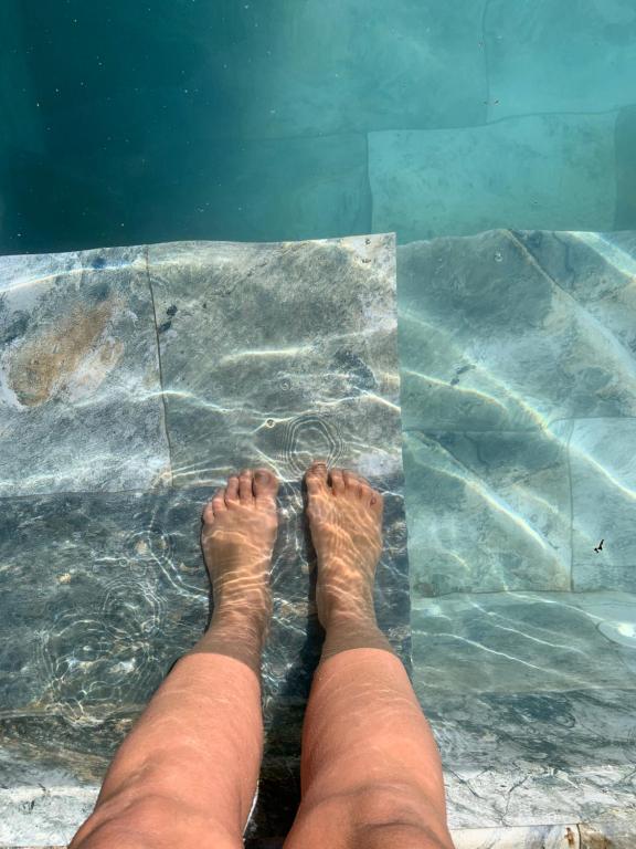 un homme posé au sol d'un bassin d'eau dans l'établissement Maison familiale en OCCITANIE, à Névian