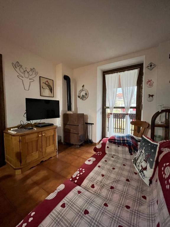 Televízia a/alebo spoločenská miestnosť v ubytovaní Appartamento Alto Cordevole