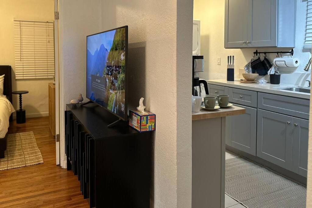 cocina con TV de pantalla plana en una encimera en Modern Eclectic 1BR by Downtown, Airport & More, en San Diego