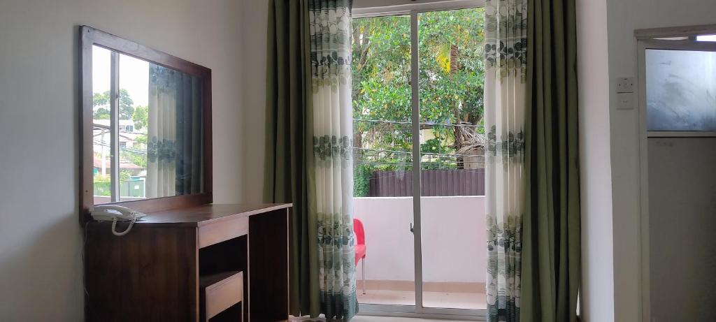 TV a/nebo společenská místnost v ubytování Empire Valley Hotel