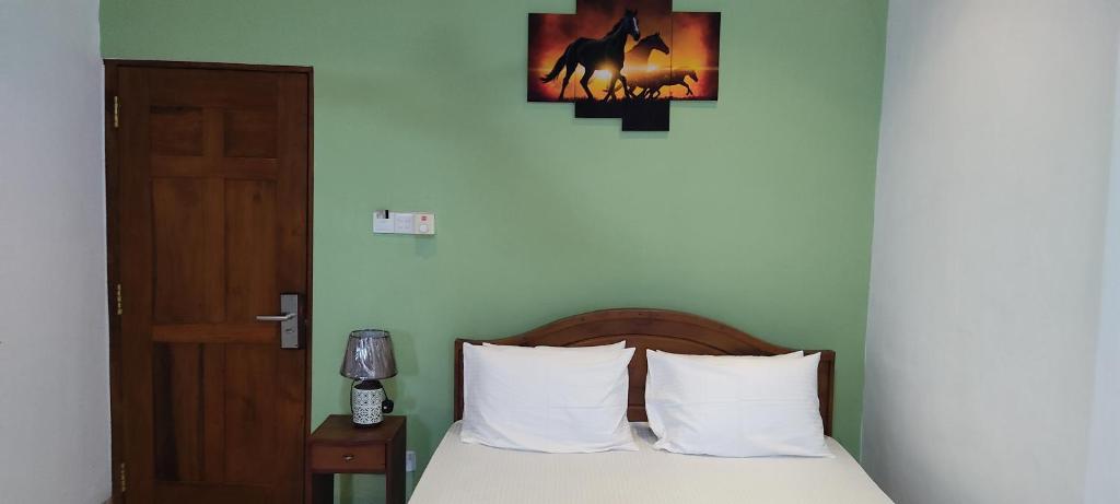 Postel nebo postele na pokoji v ubytování Empire Valley Hotel