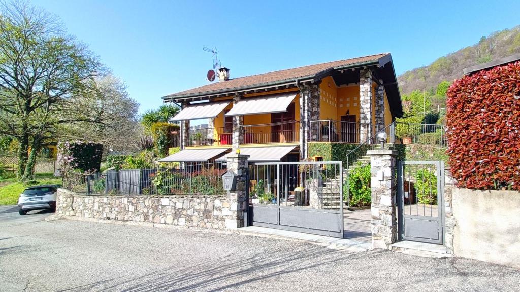 una casa con un cancello davanti di Vill'Ariel Sport & Relax a Brovello-Carpugnino