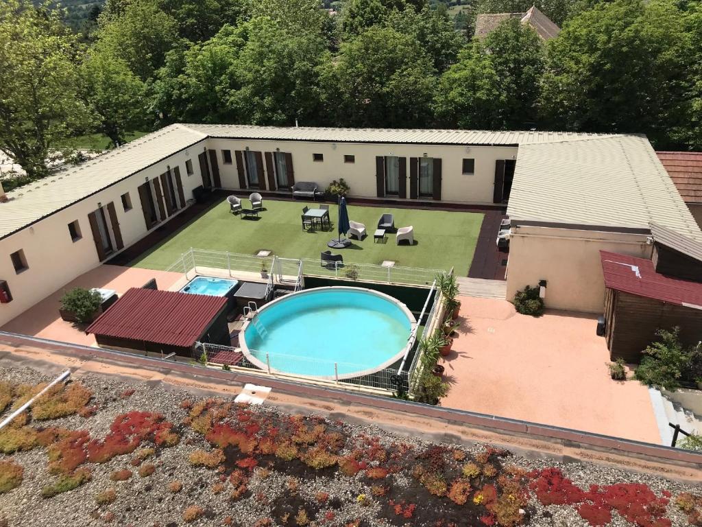Bazén v ubytování Hotel Le Connetable nebo v jeho okolí