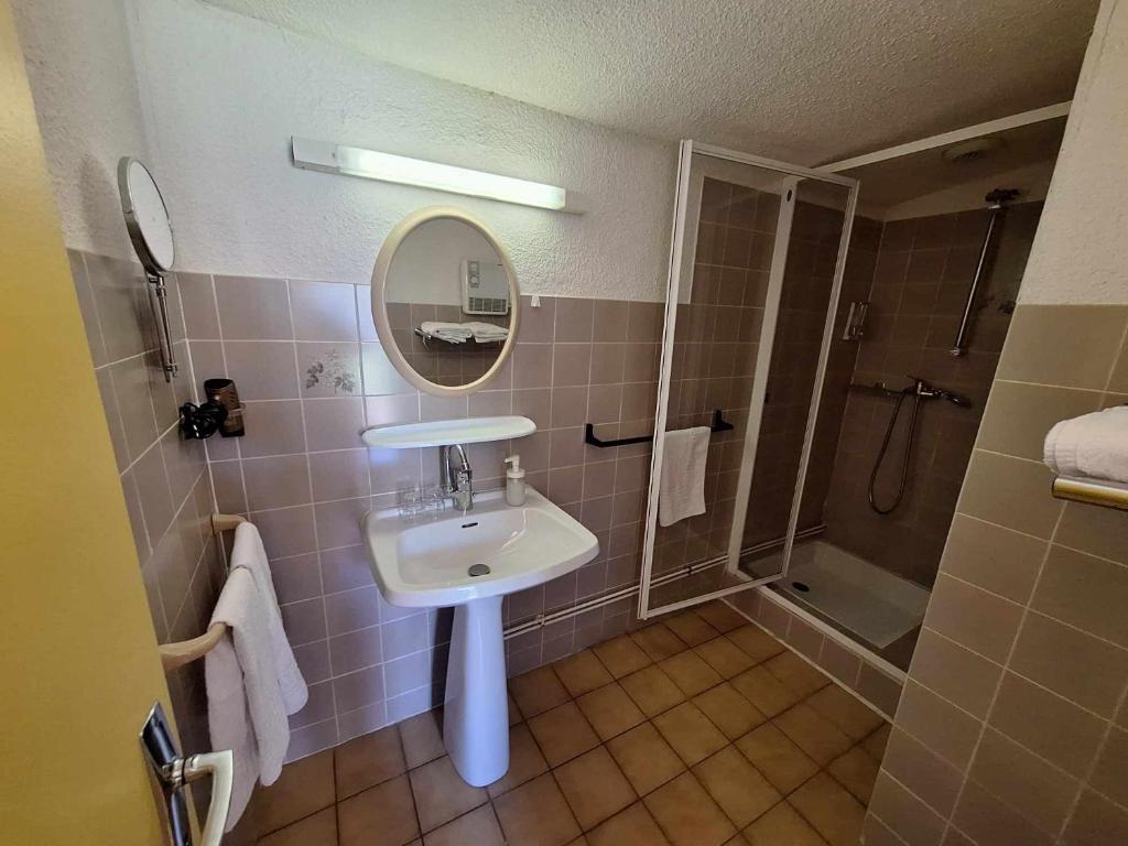 Koupelna v ubytování Hotel Le Connetable
