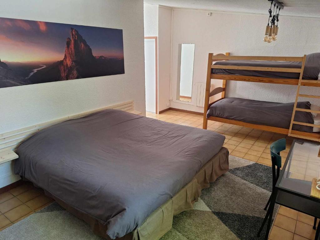 Postel nebo postele na pokoji v ubytování Hotel Le Connetable