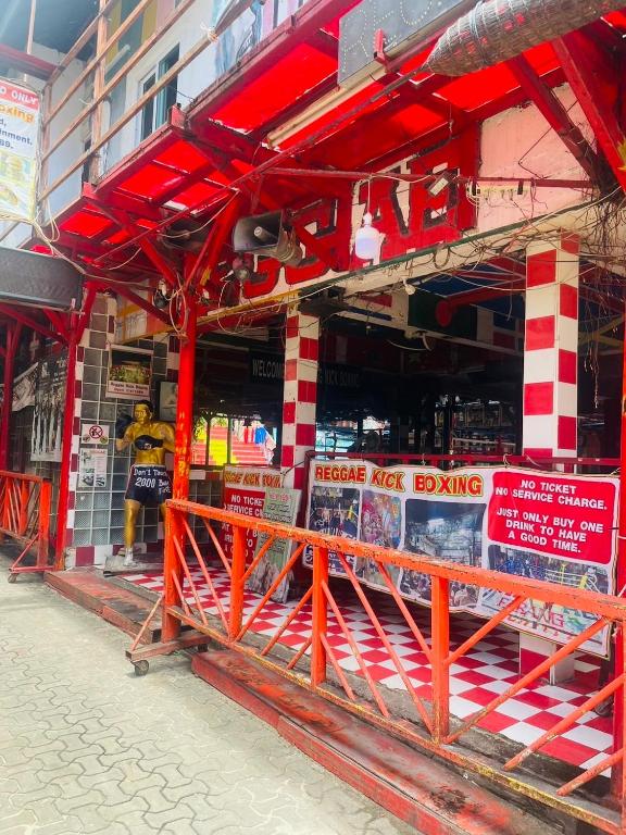 un edificio in costruzione su una strada di Easy Hostel a Phi Phi Don
