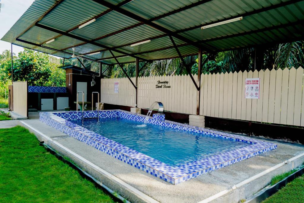 una piscina cubierta de agua azul en Adorable 3-bedroom home with Pool, Wi-Fi and BBQ, en Rembau